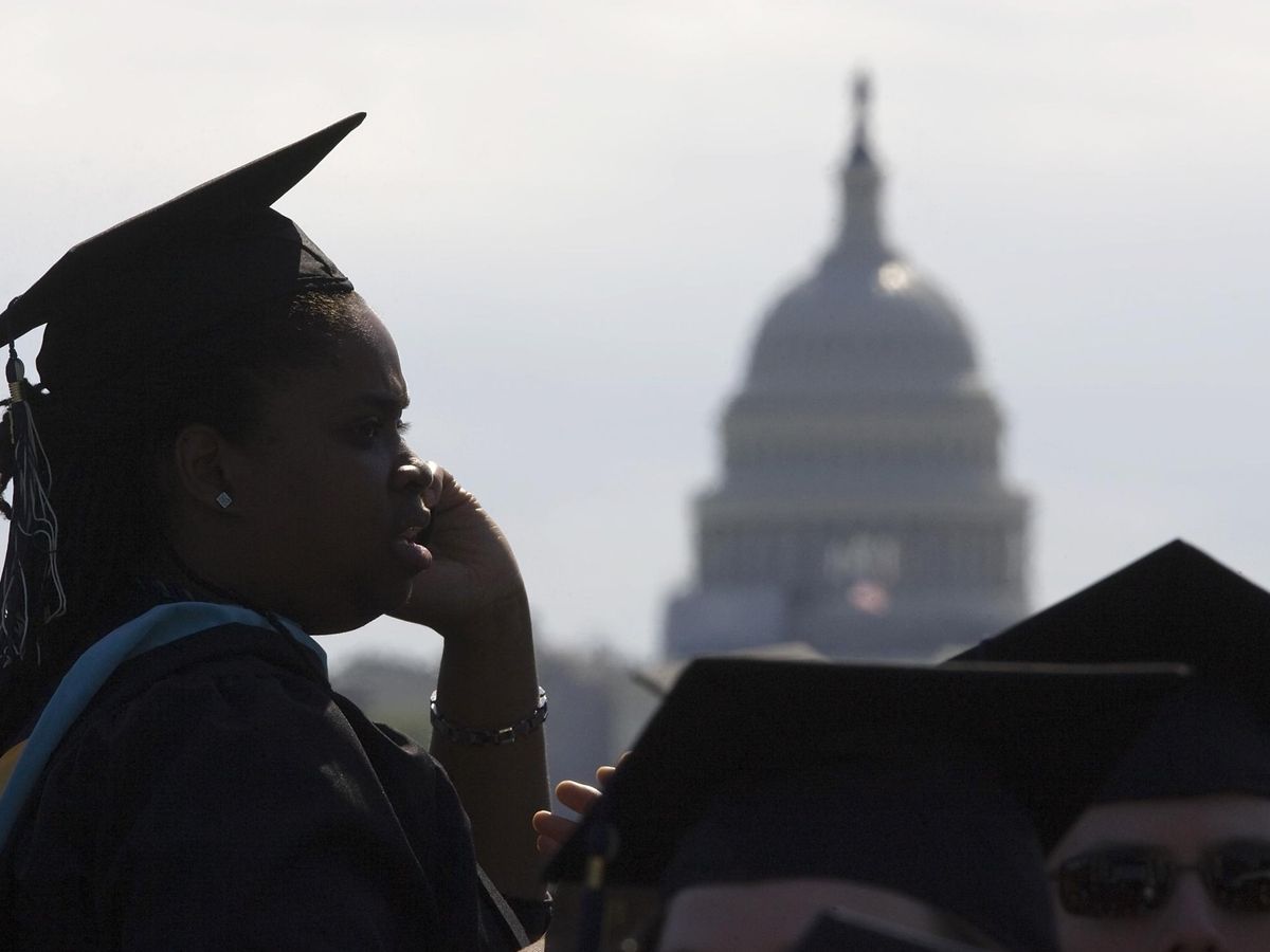 Foto: With the U.S. Capitol as a backdrop, George Washington University students gather for their commencement ceremony on the National Mall in Washington