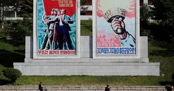 Foto: Carteles de propaganda política en el centro de Pyongyang, en mayo de 2016. (Reuters)