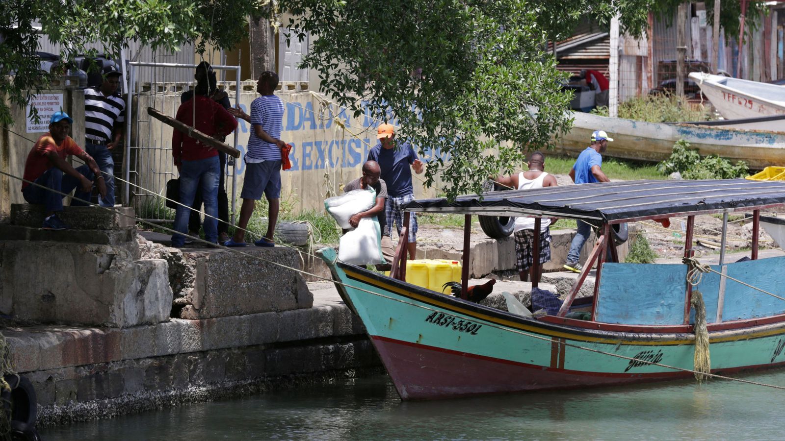 Foto: Venezolanos cargan un barco de comida y bienes comunes para llevar de regreso a su país, en el puerto de San Fernando, Trinidad, el 15 de junio de 2016 (Reuters)
