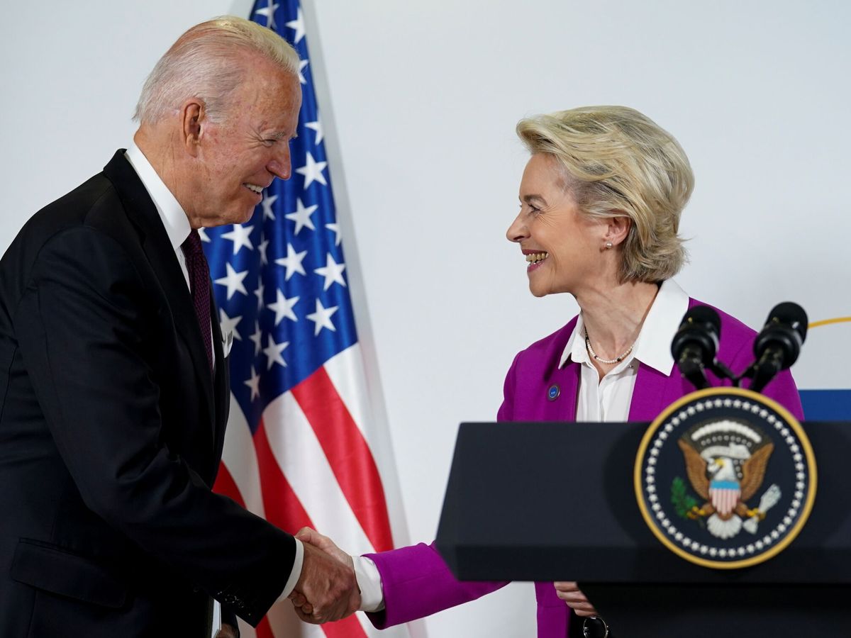 Foto: El presidente de EEUU, Joe Biden, junto a la presidenta de la Comisión Europea, Ursula von der Leyen. (Reuters/K.L.)