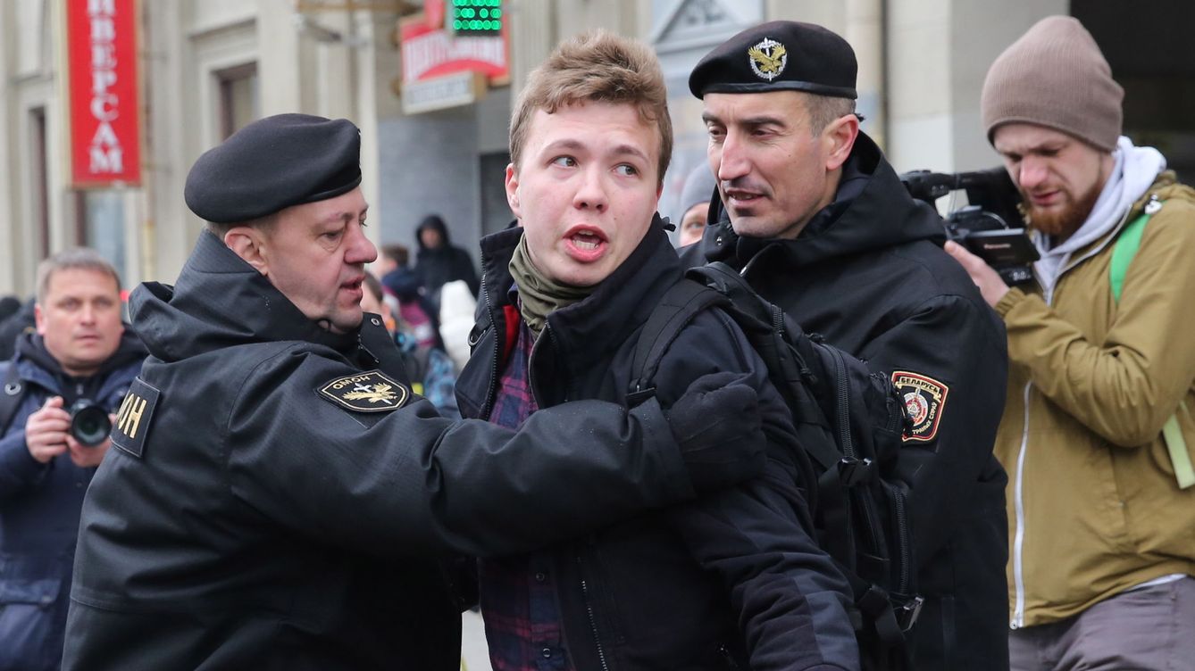 Foto: La policía detiene al periodista opositor Roman Protasevich en una protesta en Minsk, en 2017. (EFE)