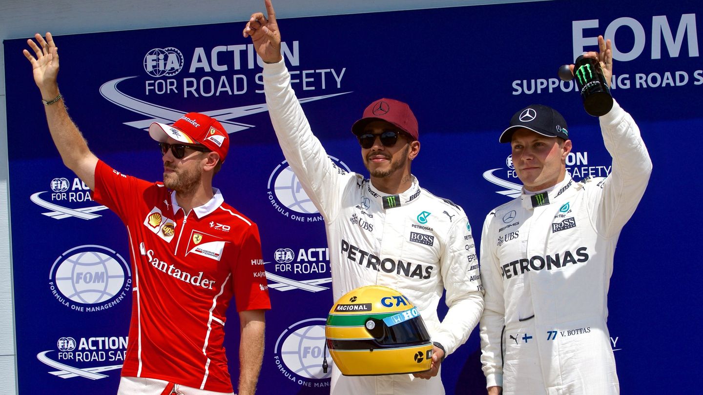 Hamilton no se separó del casco de Senna ni en las fotos oficiales. (EFE)
