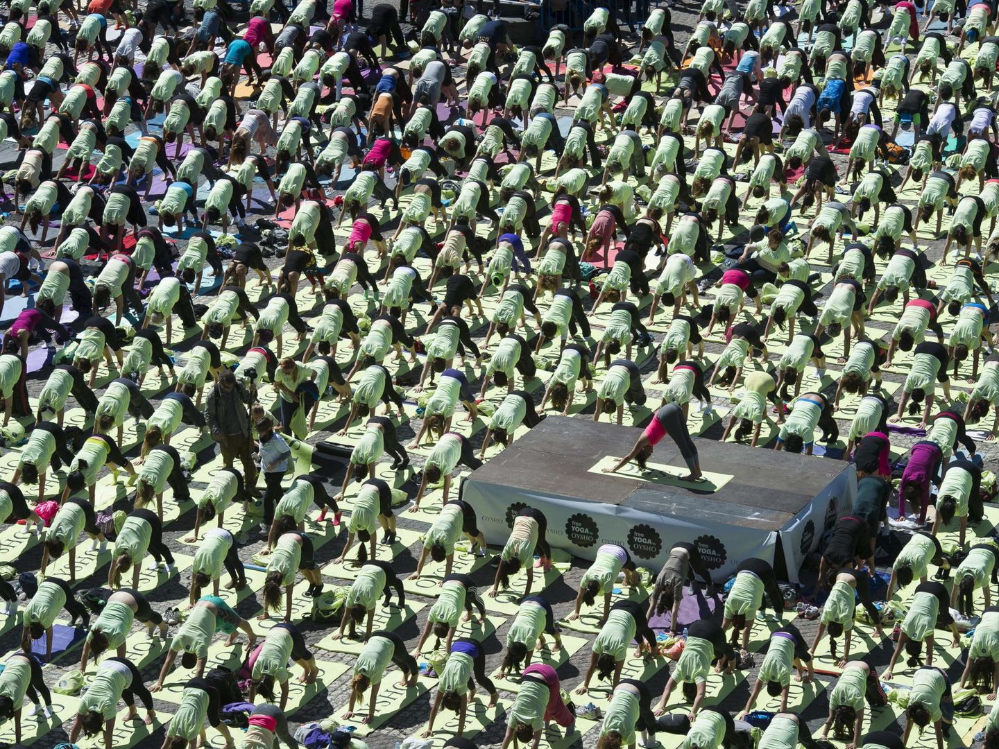 Edición de Free Yoga en la plaza Mayor de Madrid, donde Xuan Lan reunió a más de 3.000 personas. (EFE)