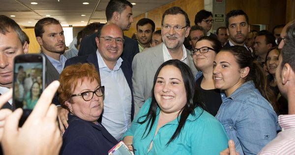 Foto: Una foto del presidente del Gobierno, Mariano Rajoy, en un mitin del PP en Murcia, en mayo de 2015. (EFE)