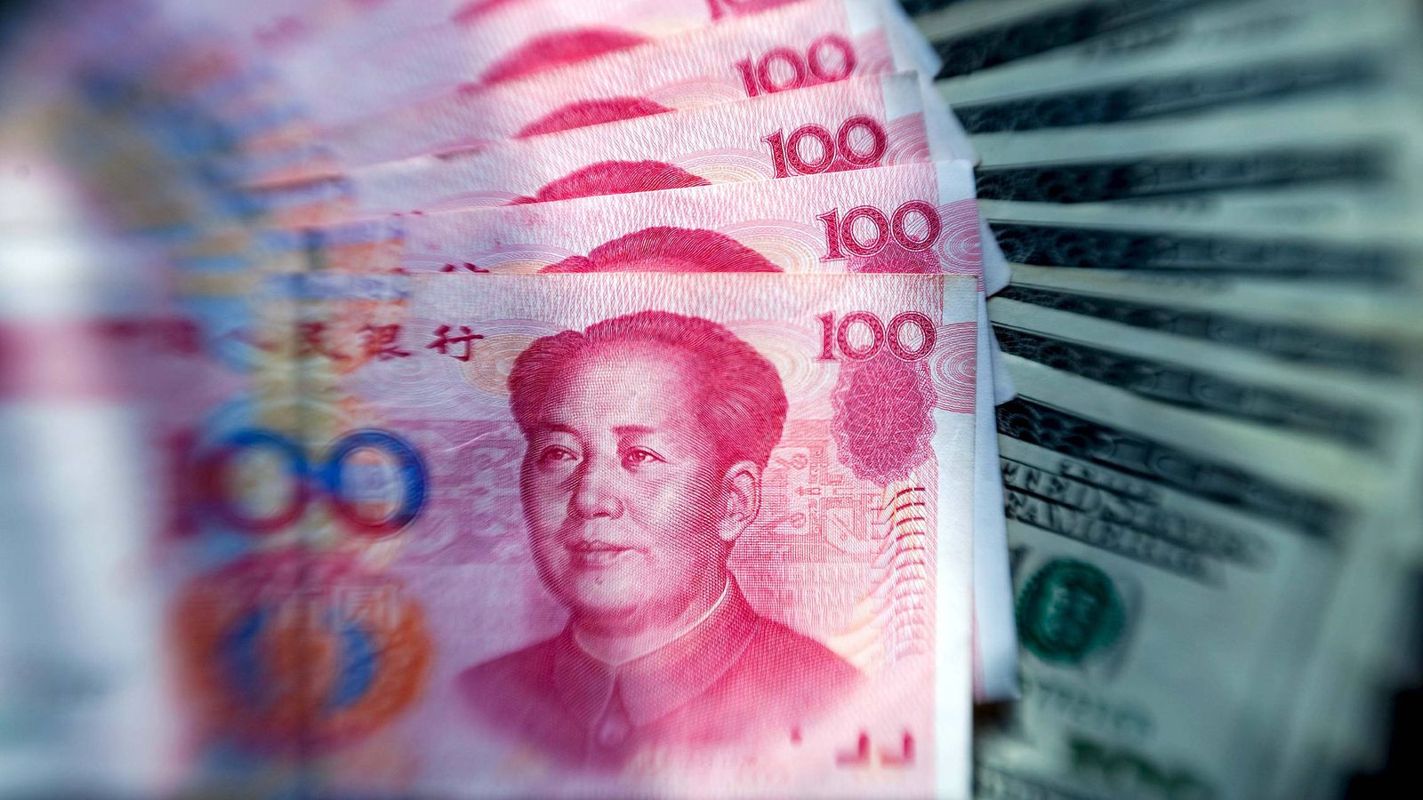 Foto: Billetes de yuanes junto a otros de dólares. (EFE)