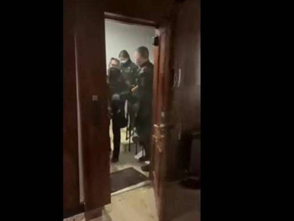 Foto: La Policía tira abajo la puerta de una casa por una fiesta ilegal sin orden judicial. (Archivo)