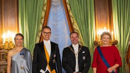 Stéphanie de Luxemburgo recupera la tiara de zafiros de Josefina Carlota y estrena vestido de Safiyaa para la cena de gala con Filandia