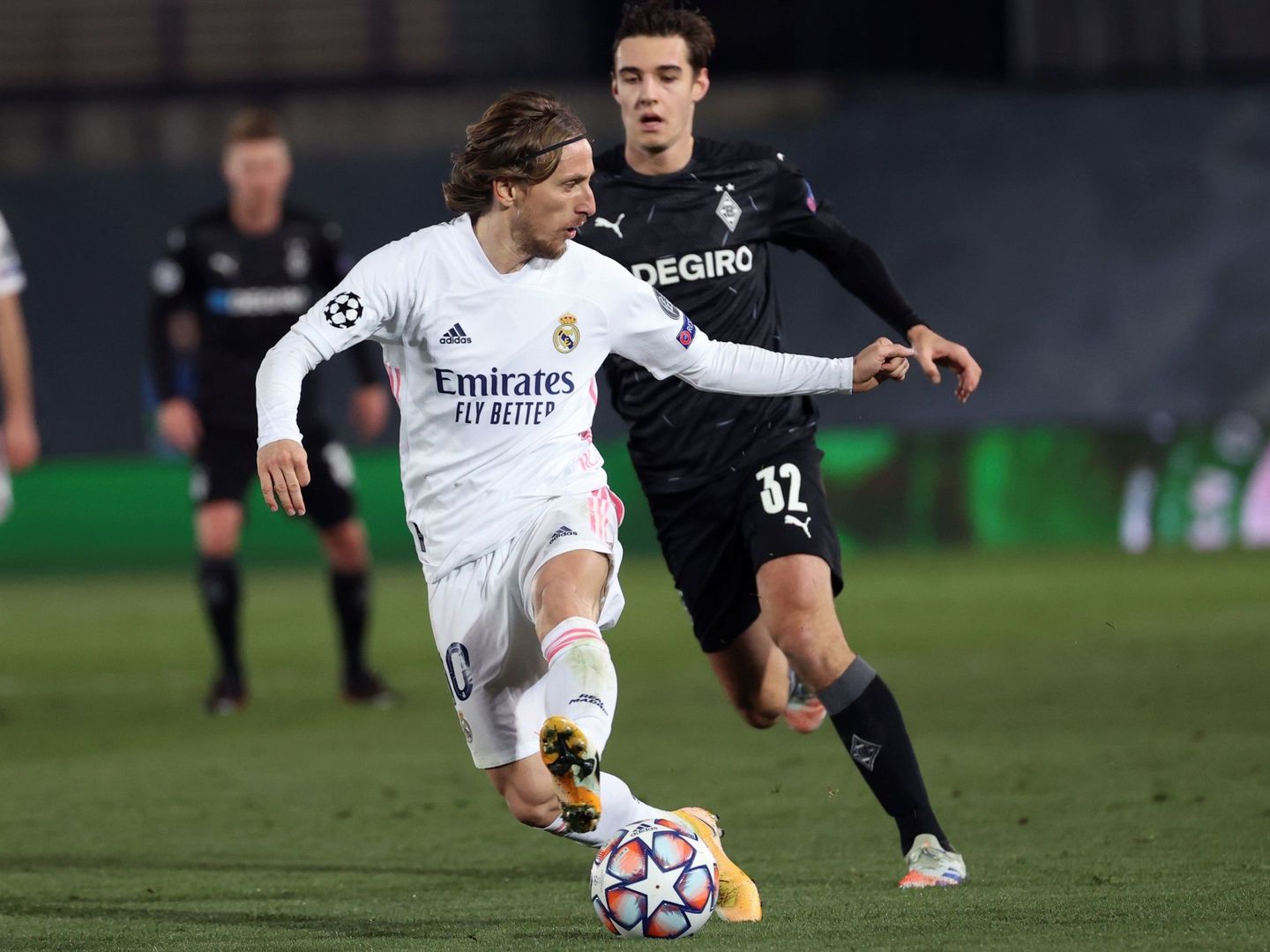 Luka Modric controla el balón ante el jugador del Borussia Florian Neuhaus. (Efe)