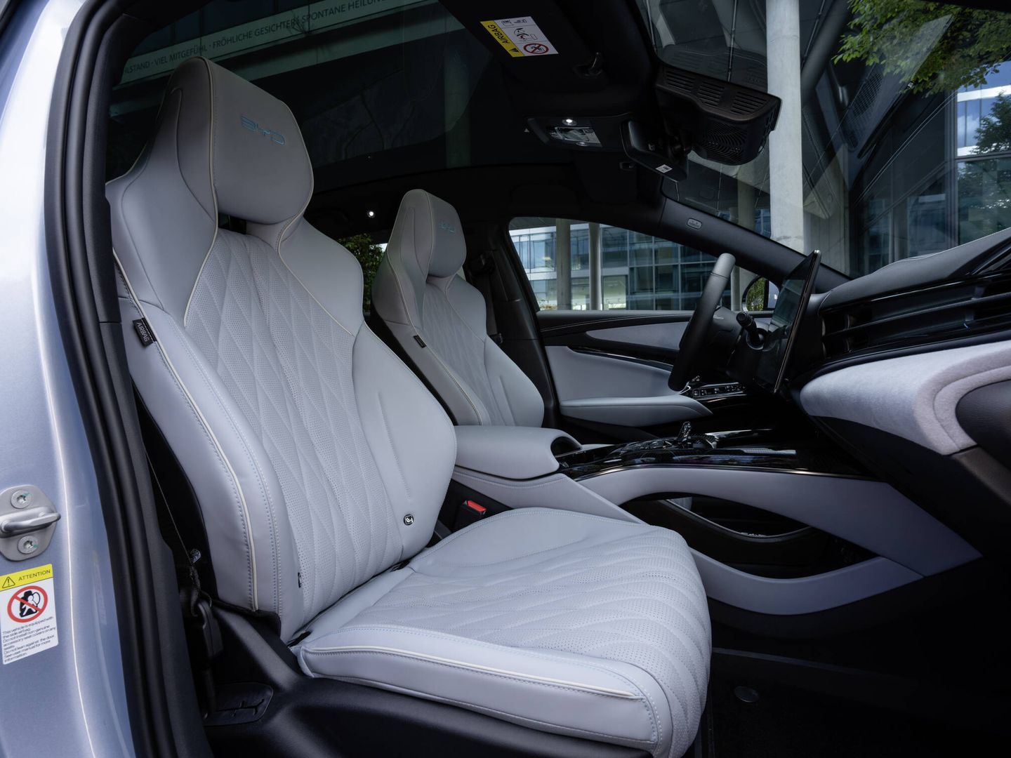 El puesto de conducción es cómodo por asientos y ergonomía. Y los materiales son de calidad.