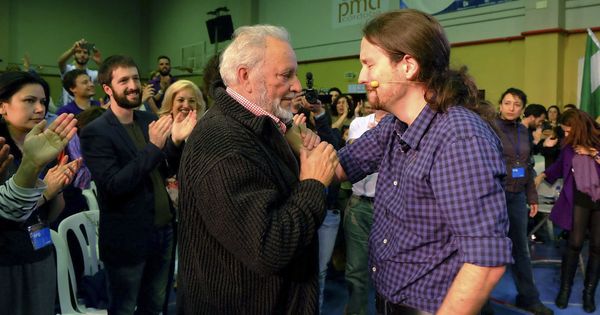 Foto: Pablo Iglesias se emociona al reunirse con Julio Anguita en Córdoba. (EFE)