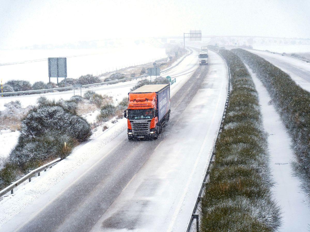 Foto: La autovía A-23, practicable, pero afectada por la nevada. (EFE)