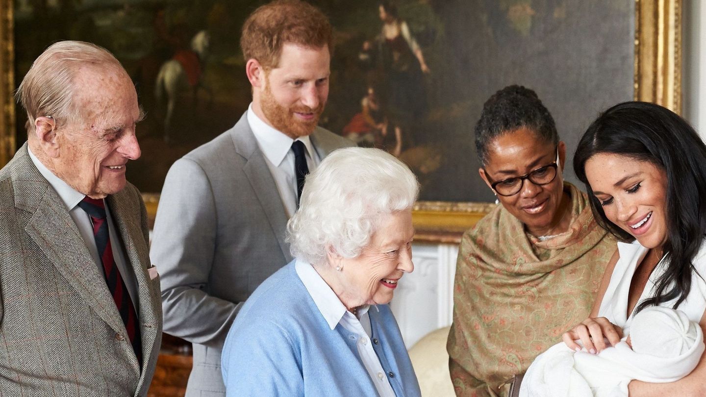 La reina Isabel y el duque de Edimburgo,  cuando conocieron a Archie. (Palacio de Buckingham)