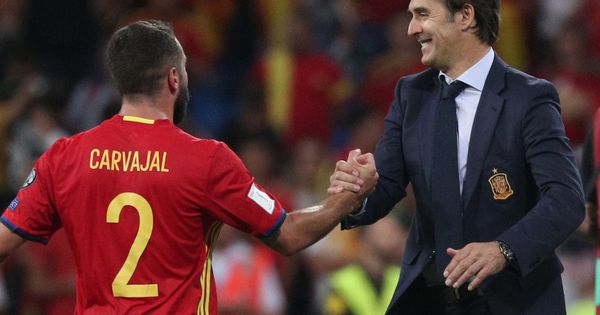 Foto: Julen Lopetegui felicita a Dani Carvajal tras el España-Italia. (Reuters)