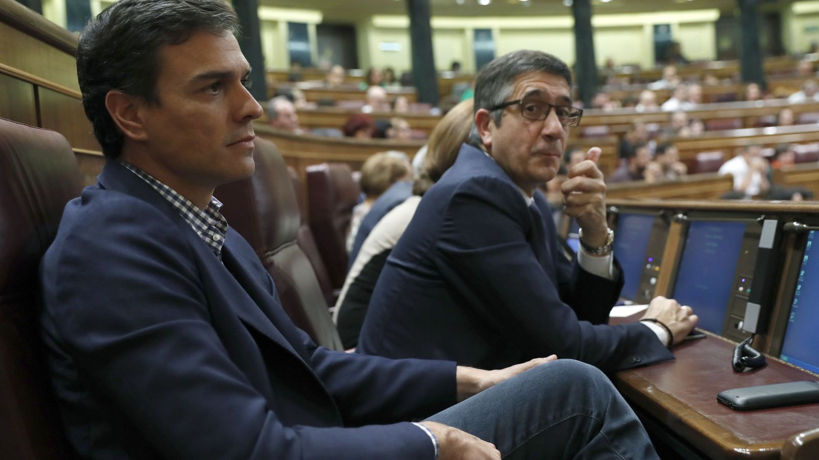 Foto: Pedro Sánchez, sentado en su nuevo escaño en el Congreso, al lado de Patxi López, este 26 de octubre en la primera jornada del debate de investidura de Mariano Rajoy. (EFE)