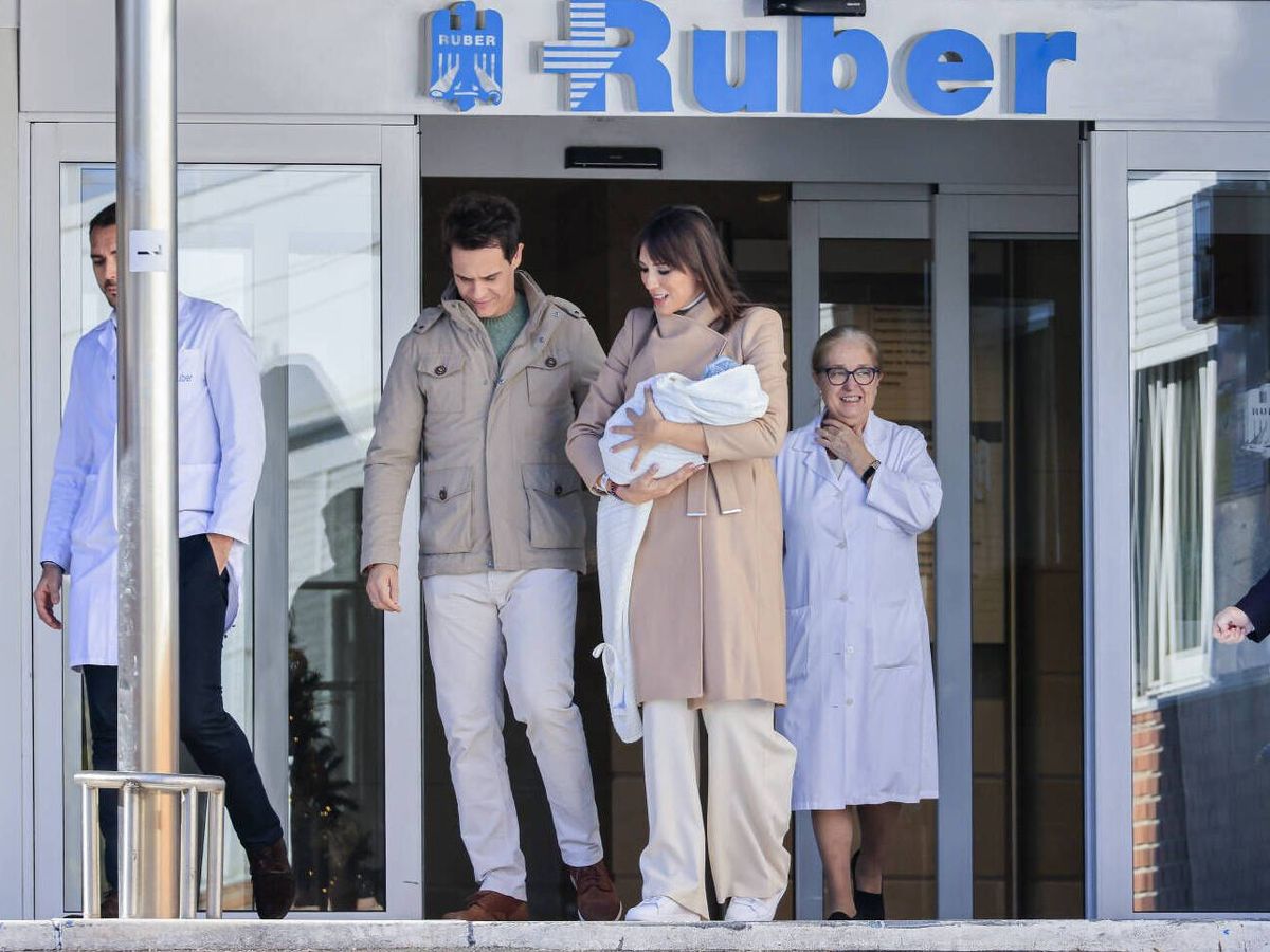 Foto: Patricia Pardo y Christian Gálvez salen del hospital tras el nacimiento de su hijo. (Gtres)