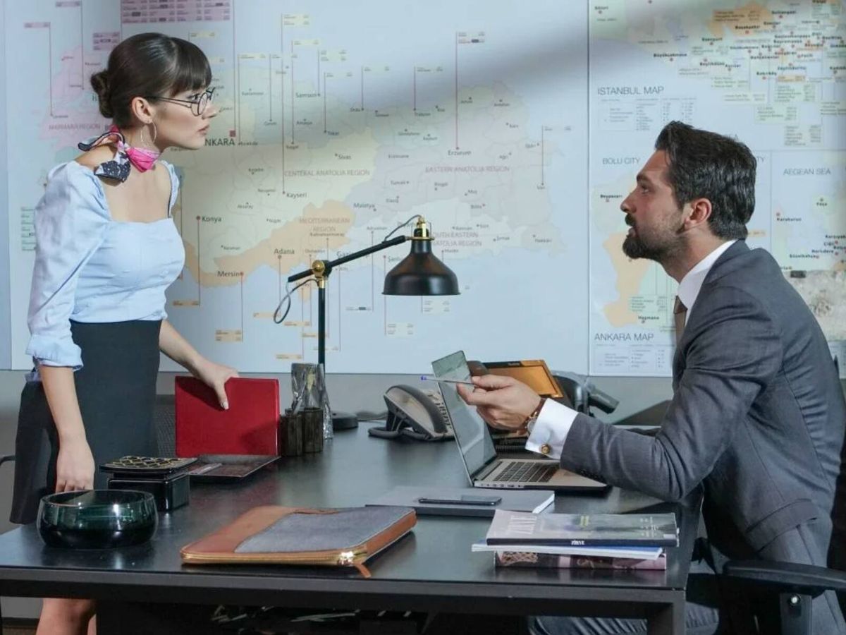 Foto: Zeynep y Alihan discuten en el episodio de este lunes de 'Pecado original'. (Atresmedia)