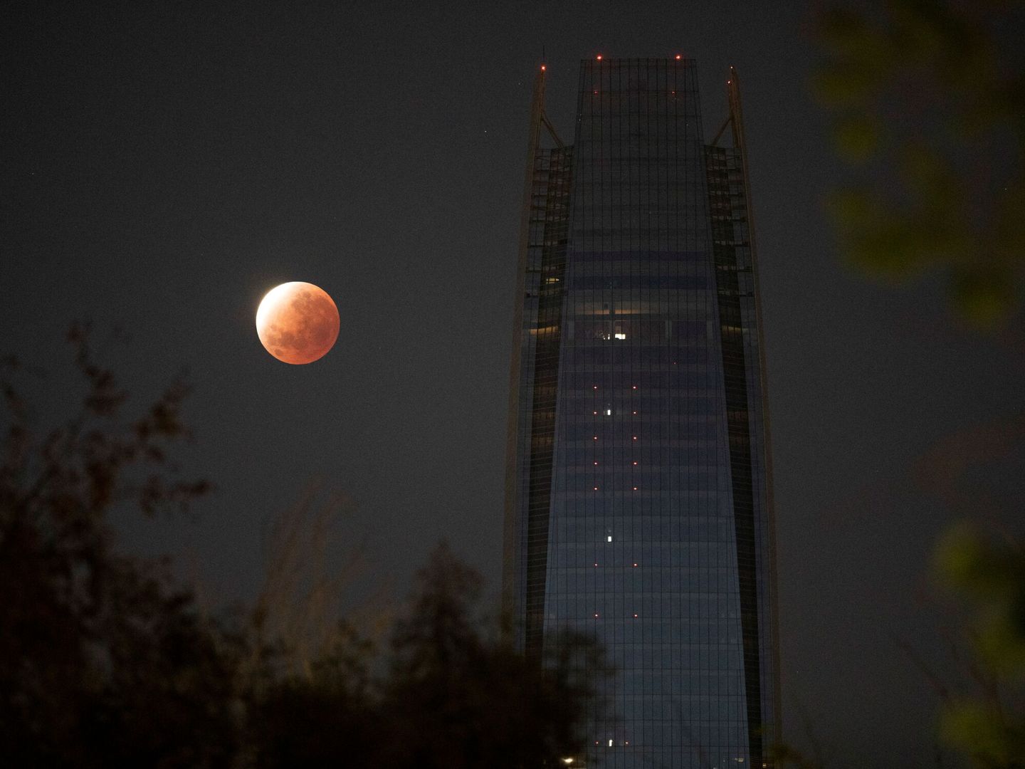 La Luna rojiza desde Santiago de Chile, Chile (REUTERS/Pablo Sanhueza)