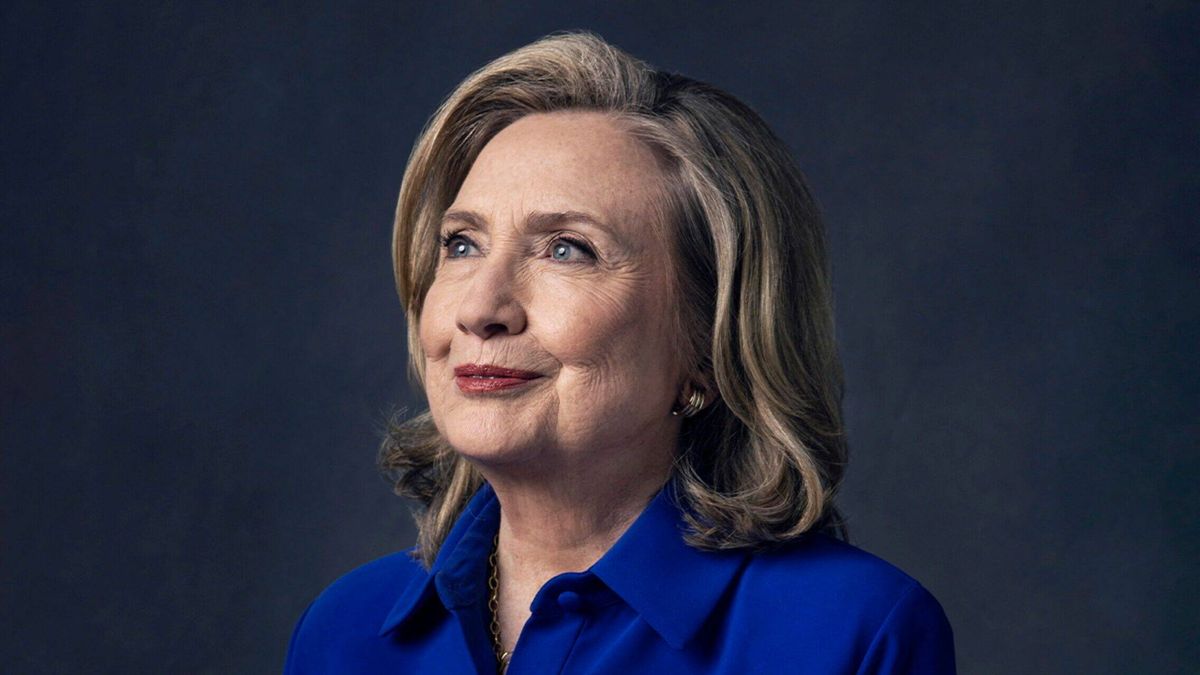 "Es imposible odiarla, es imposible amarla": Hillary Clinton, infatigable a los 75 años