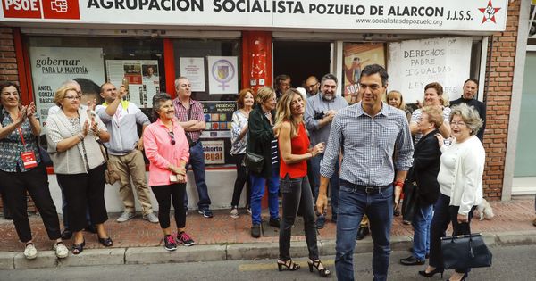 Foto: El candidato a la secretaría General del PSOE Pedro Sánchez sale de la agrupación de Pozuelo de Alarcón. (EFE)