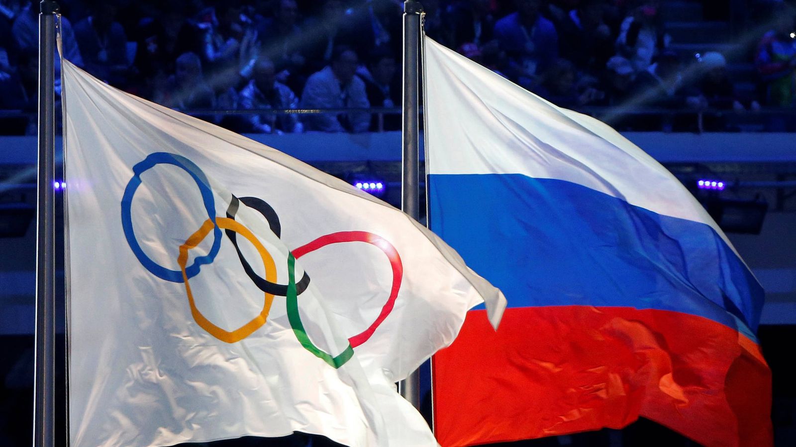 Foto: La bandera de Rusia ondea junto a la de los Juegos Olímpicos (Reuters)