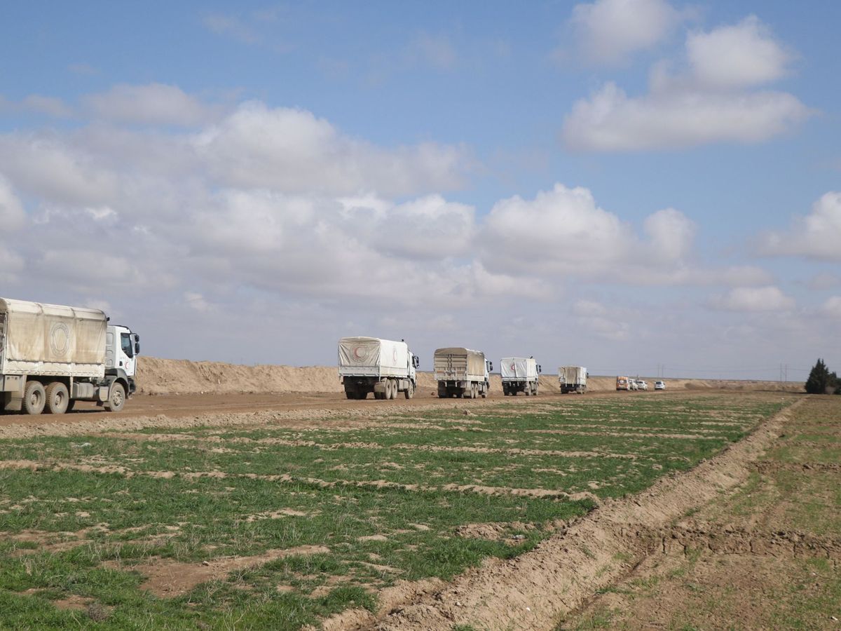 Foto: Un convoy de ayuda humanitaria camino de Hajin, Siria. (EFE)