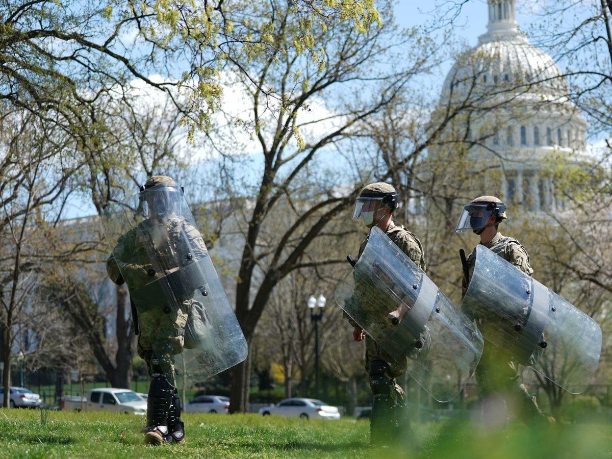 Foto: Miembros de la Guardia Nacional estadounidense patrullan frente al Capitolio tras el incidente. (Reuters)