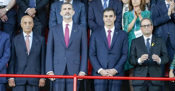 Foto: Felipe VI, junto al presidente del Gobierno, Pedro Sánchez, y el presidente de la Generalitat, Quim Torra. (EFE)
