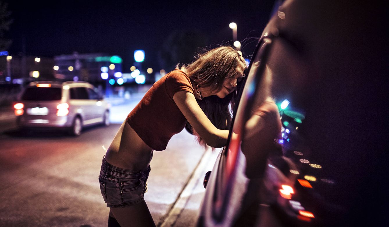 Una mujer ejerciendo la prostitución en la vía pública. (iStock). 