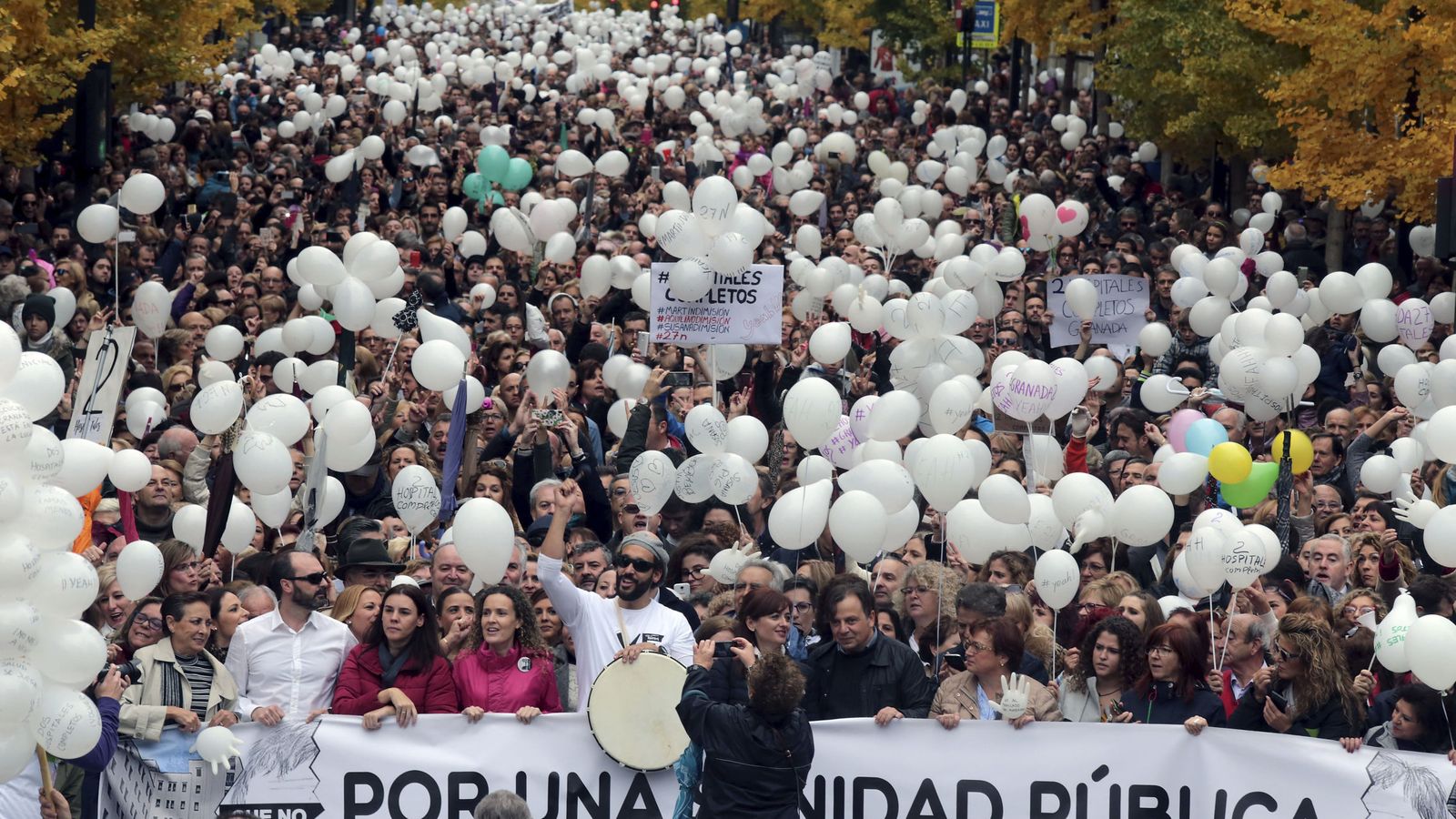 Foto: El doctor Jesús Candel (c), 'Spiriman', encabeza la manifestación llevada a cabo en Granada. (EFE)