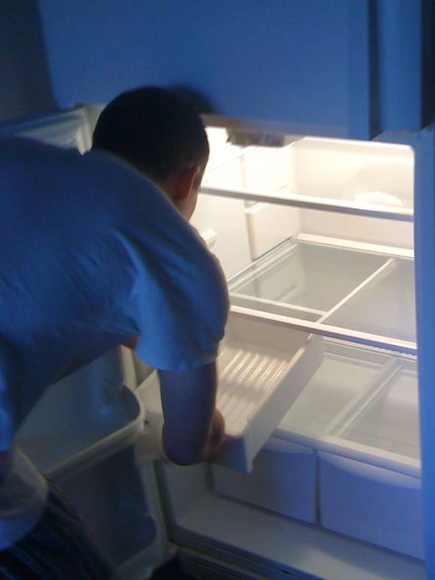 Un hombre se dispone a limpiar un congelador vertical (Foto: Flickr)