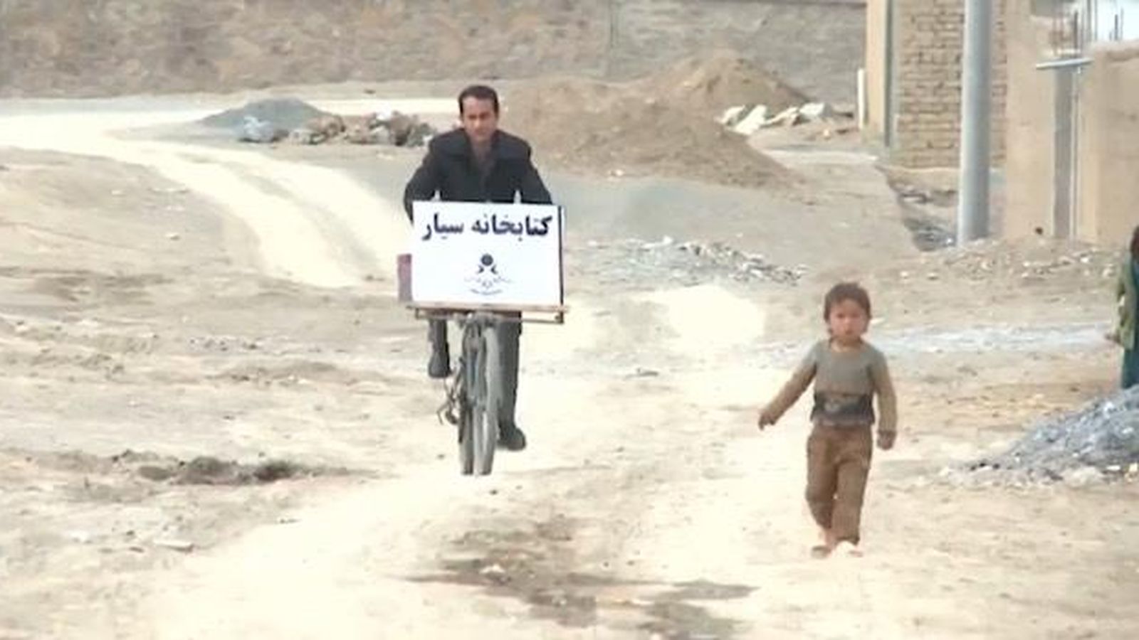 Foto: Saber Hosseini recorre el país en bici para llevar libros a los niños analfabetos 