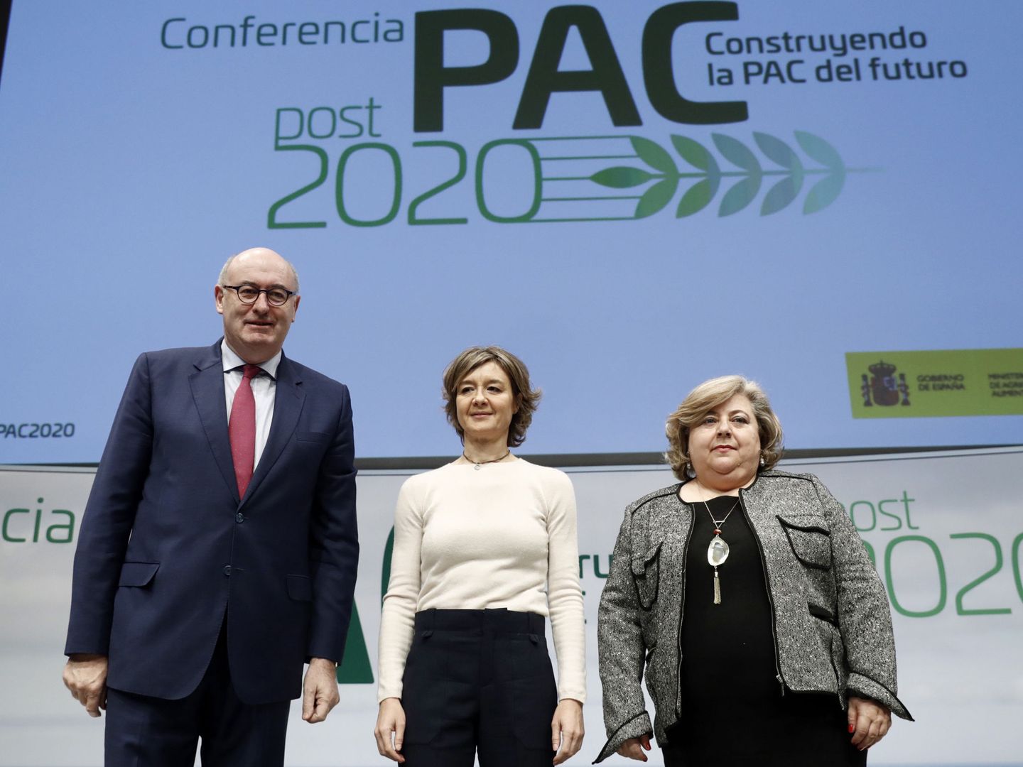 La exministra García Tejerina (c), con el actual comisario de Agricultura de la UE y la vicepresidenta de la comisión de Agricultura del Parlamento Europeo. (EFE) 