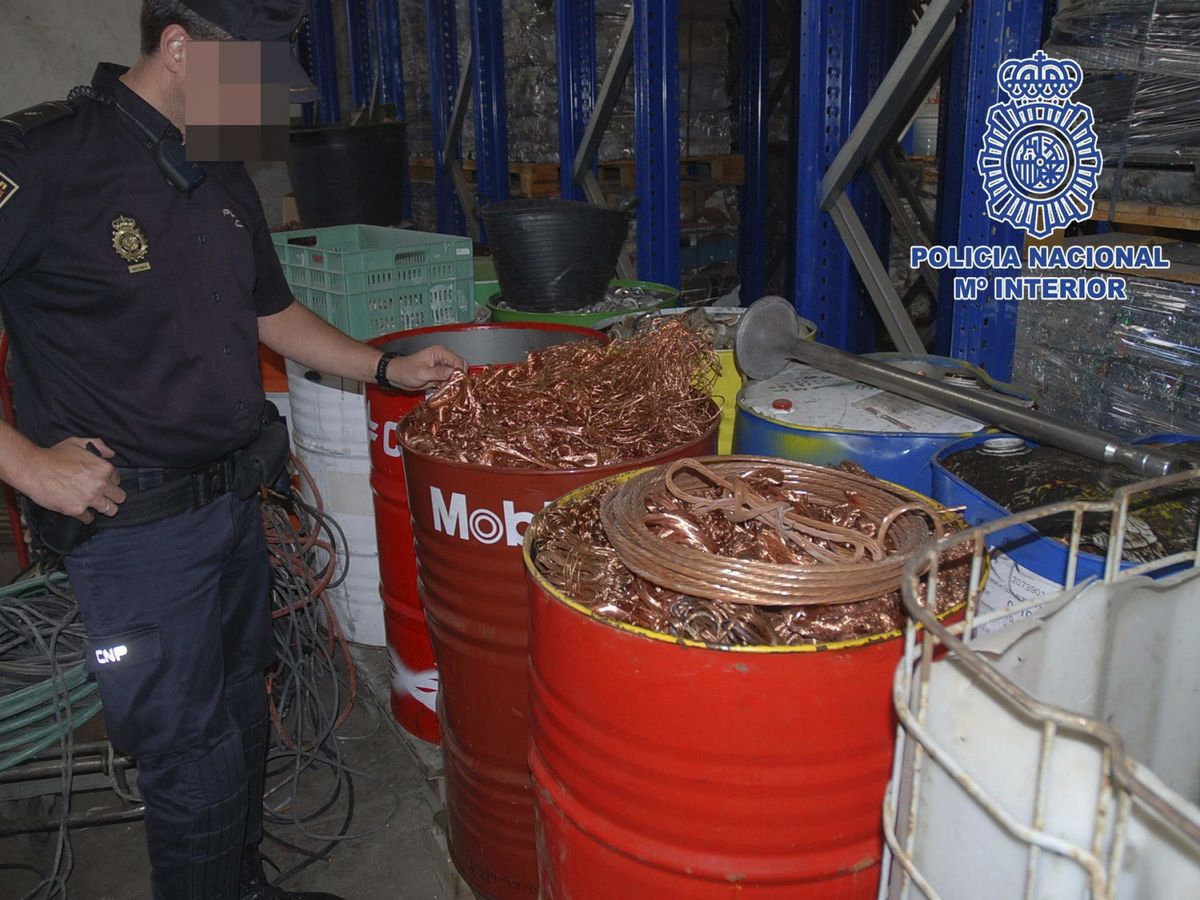 Foto: Vista de una operación policial contra el robo de cobre. (EFE)