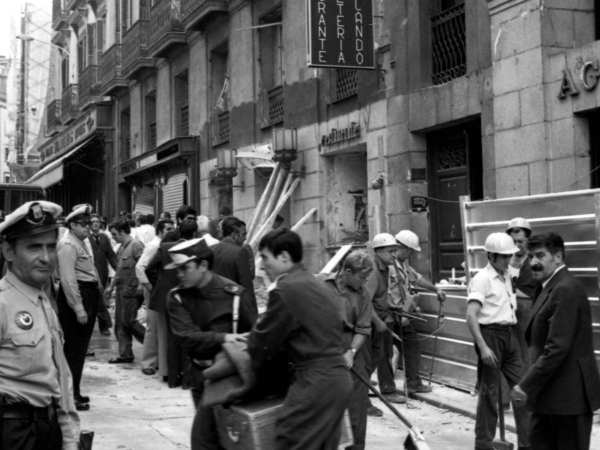 Foto: Rescate de supervivientes de un atentado de ETA en una cafetería madrileña en 1973. (Europa Press)