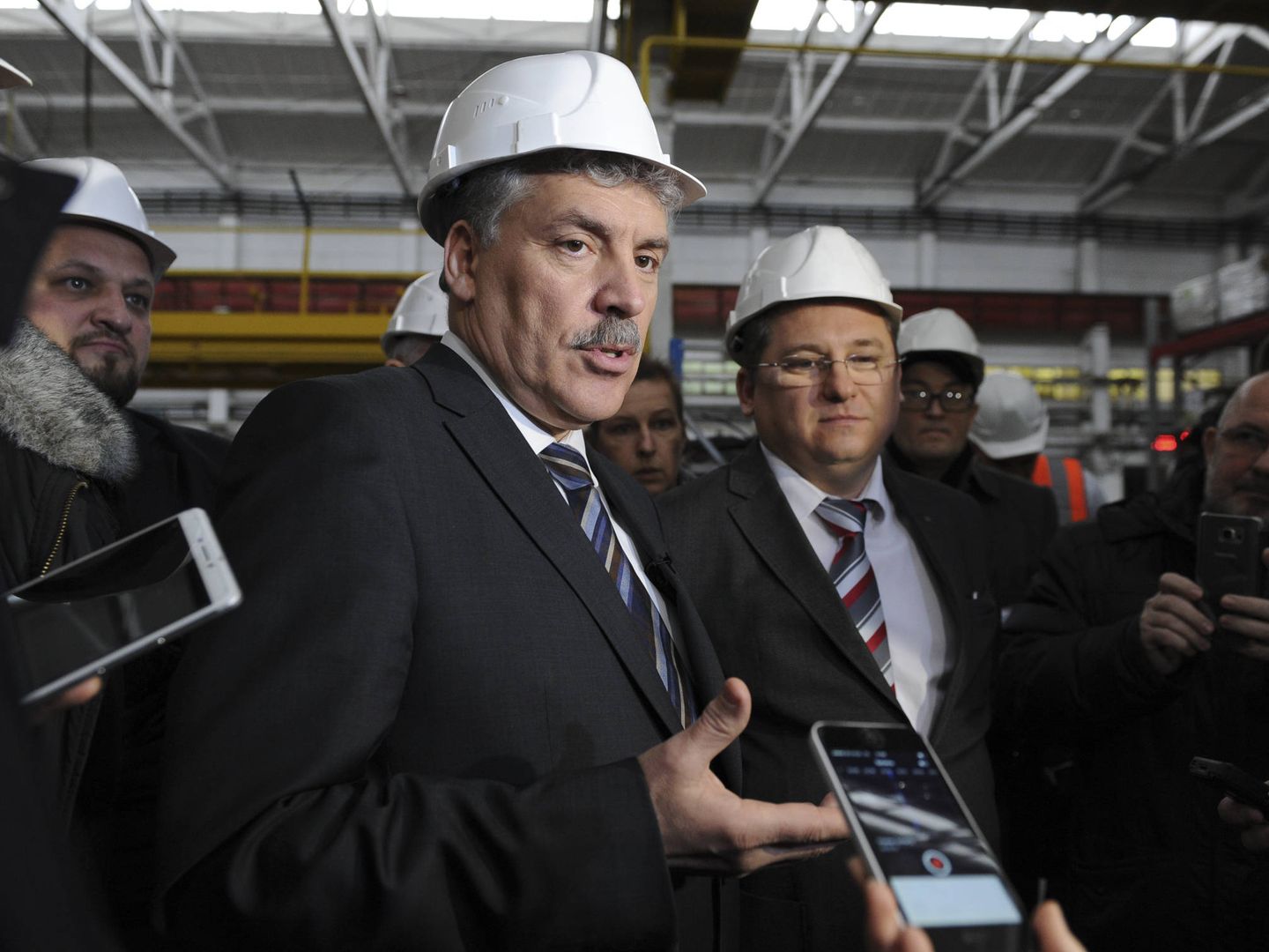 El candidato comunista Pavel Grudinin durante una visita a una planta de Klever en Rostov-on-Don. (Reuters)