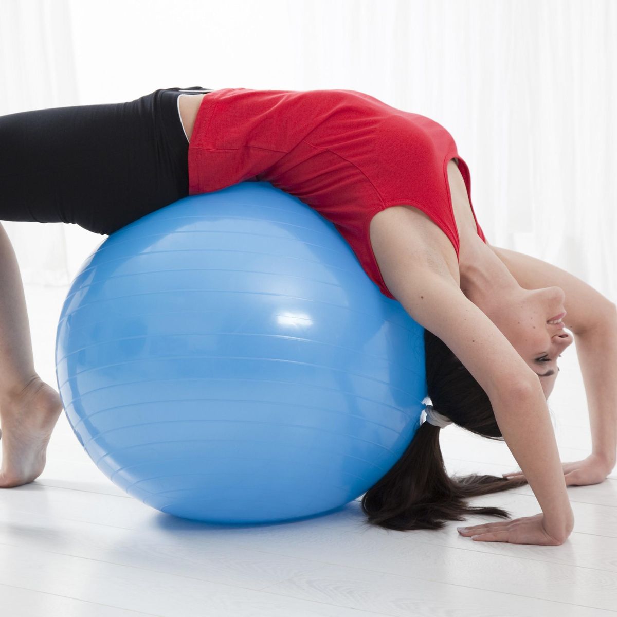 Los ejercicios para reforzar abdominales, piernas y con una pelota