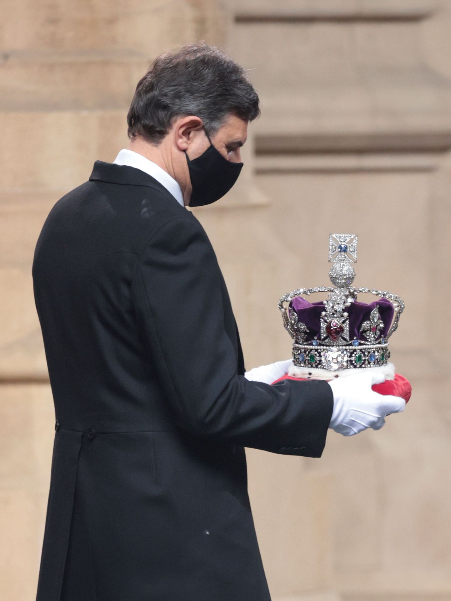 La corona, trasladada a su lugar tras la ceremonia de apertura del Parlamento. (Reuters)