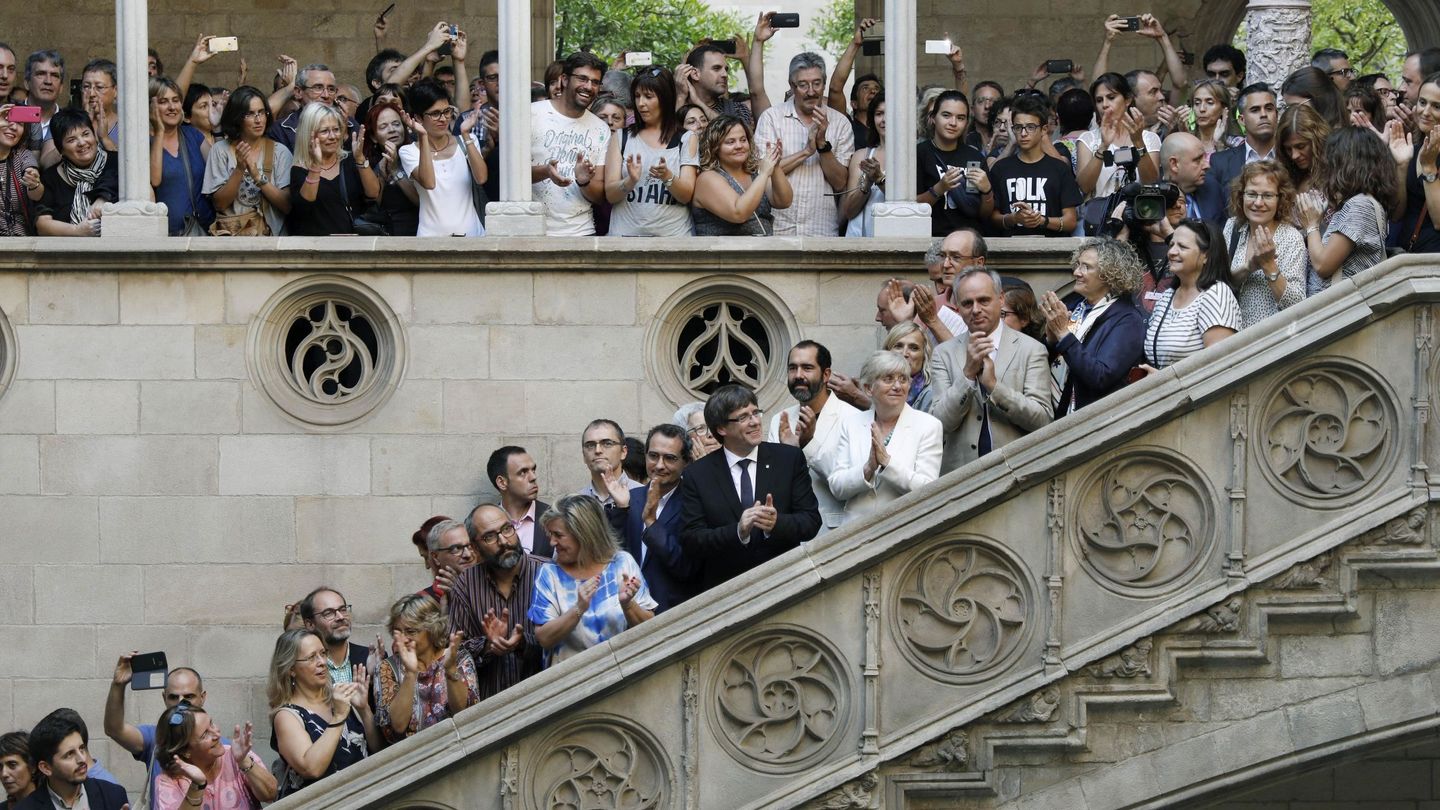 Puigdemont recibió el jueves en el Palau a la comunidad educativa que apoya el 1-O. (EFE) 
