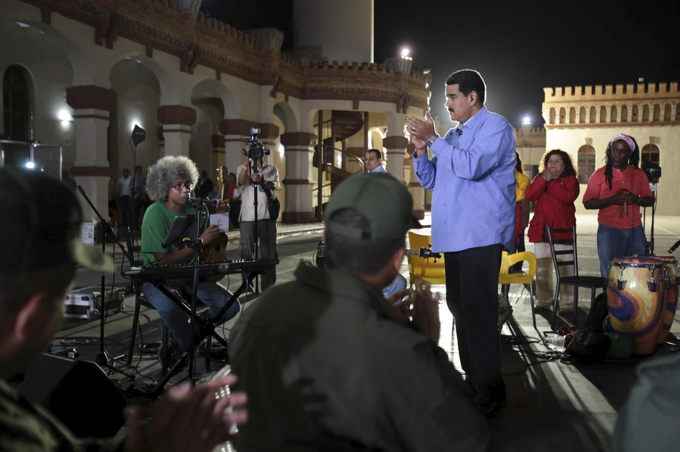Foto: El presidente venezolano Nicolás Maduro durante su programa televisivo "En contacto con Maduro", el 8 de diciembre de 2015 (Reuters)