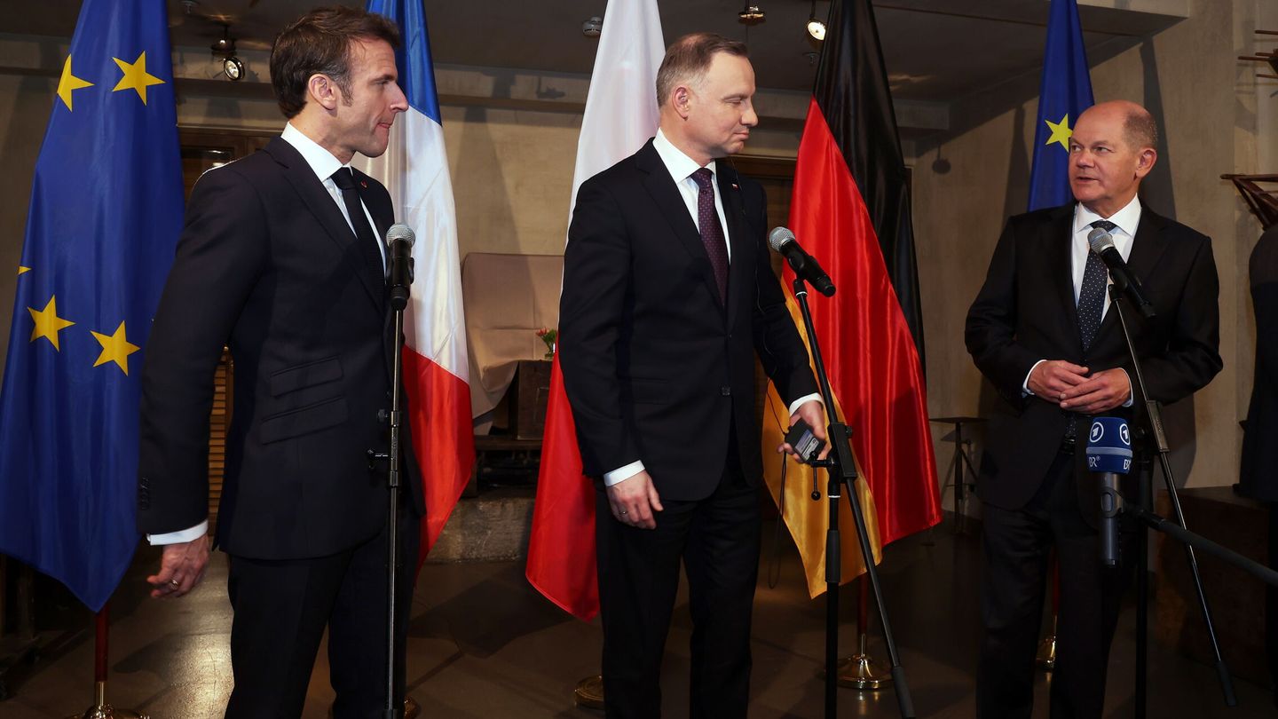 El presidente polaco (centro), junto con el presidente francés (izquierda) y el canciller alemán (derecha). (EFE/EPA/Johannes Simon)