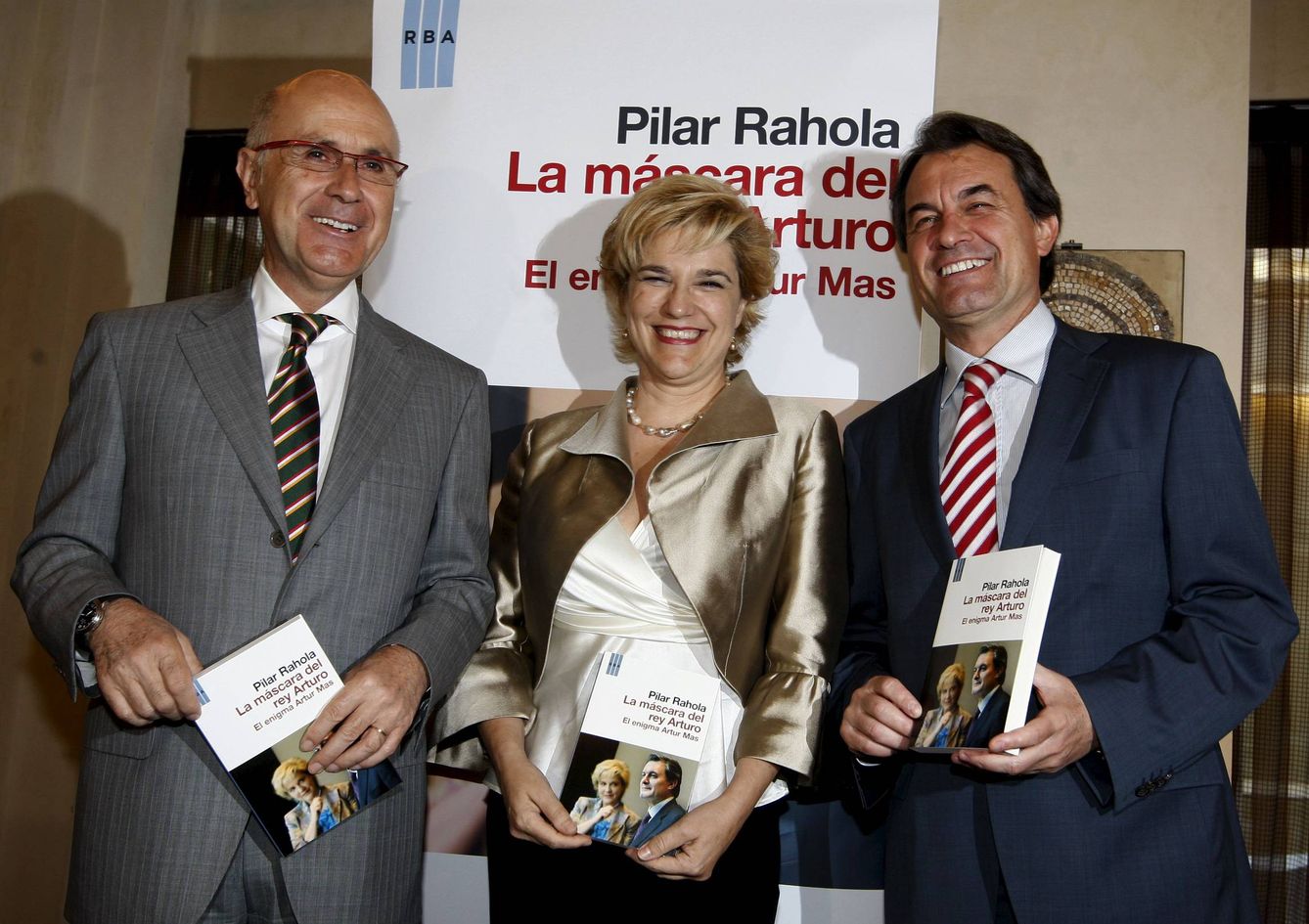 Josep Antoni Duran i Lleida, Pilar Rahola y Artur Mas, en la presentación de 'La máscara del rey Arturo'.
