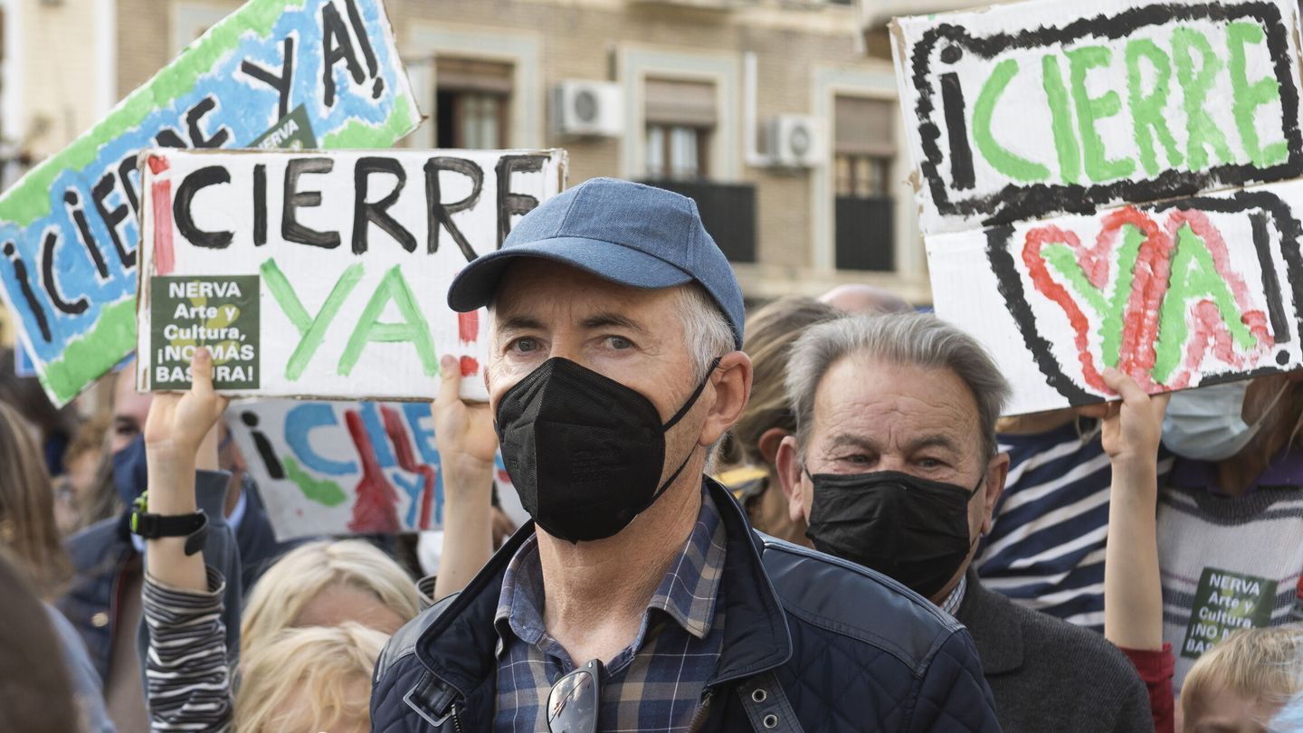Manifestación en Sevilla para exigir el cierre del vertedero de Nerva. (EFE/Raúl Caro)