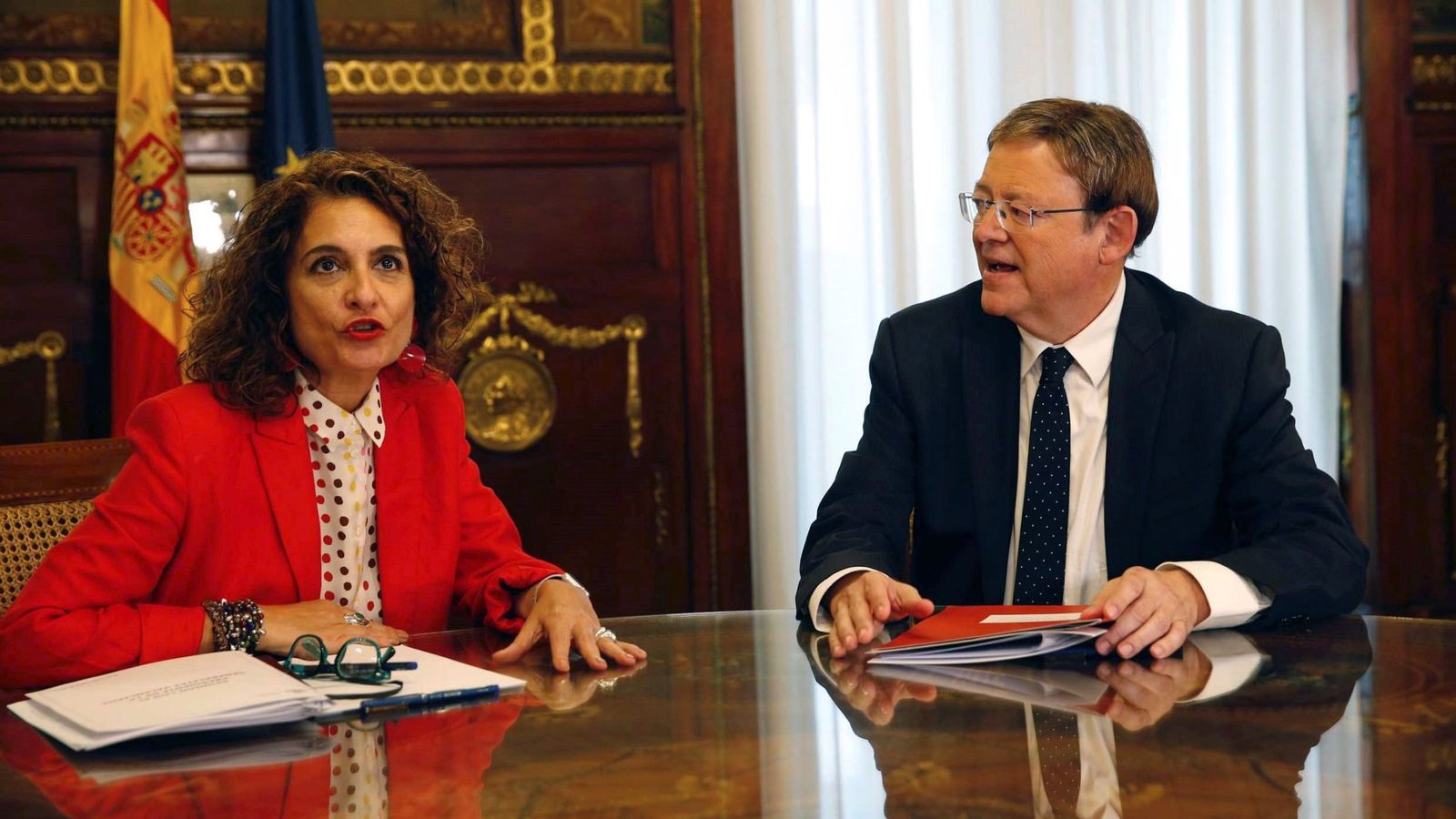 Foto: María Jesús montero y Ximo Puig, en el Ministerio de Hacienda. (EFE)