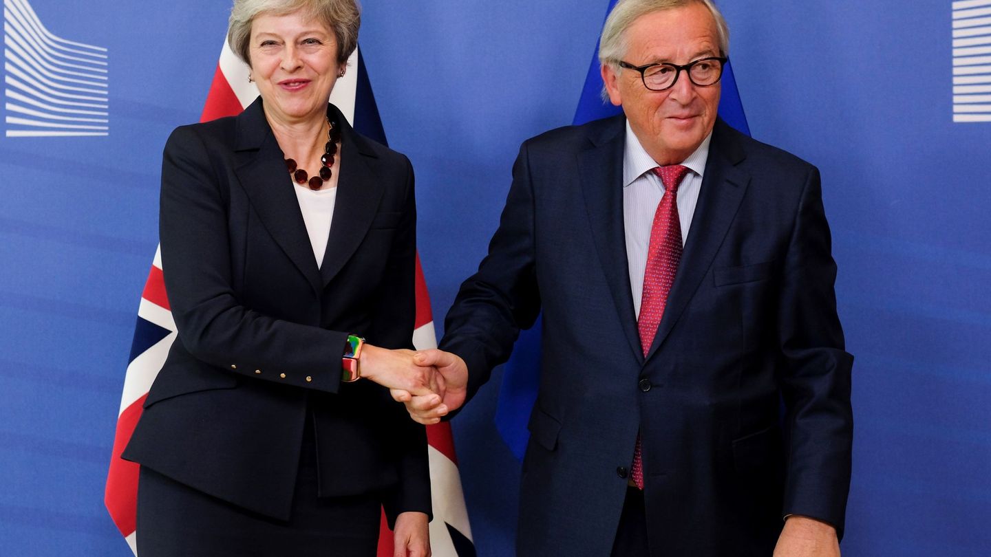 May saluda al presidente de la Comisión, Jean-Claude Juncker (EFE)