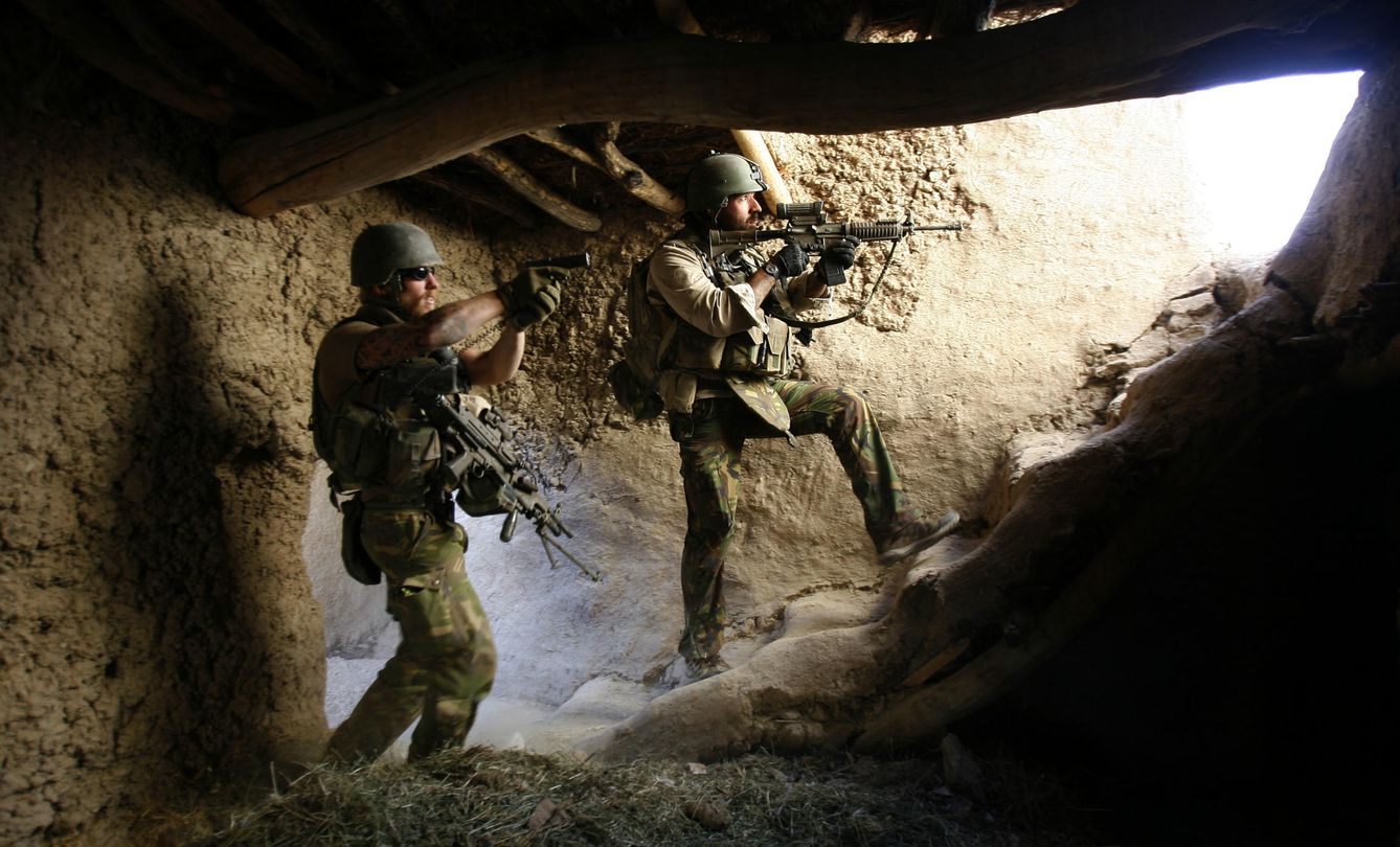 Foto: Soldados holandeses registran una vivienda en Baluchi, en la provincia afgana de Uruzgan. (Reuters)