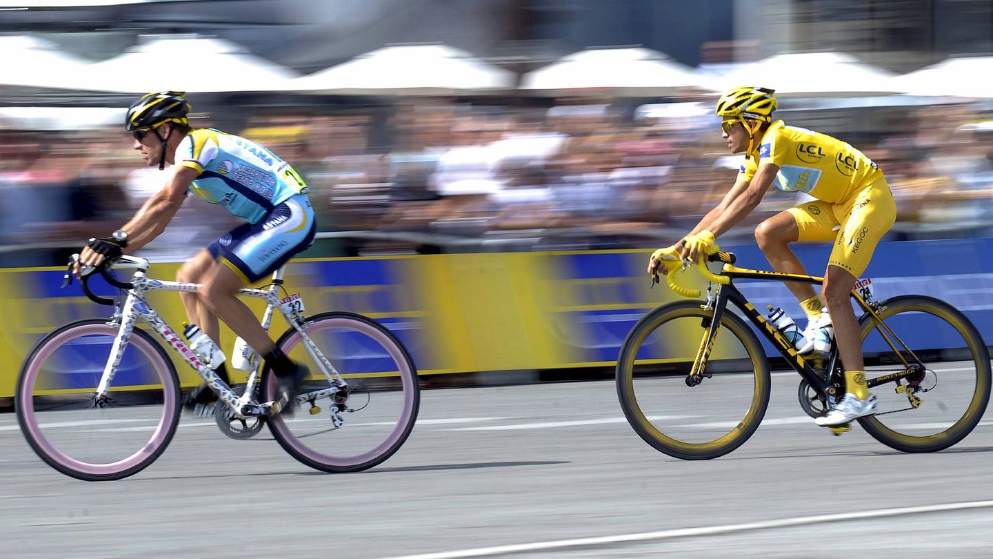 Lance Armstrong avanza por delante de Contador a la llegada a París. (EFE)