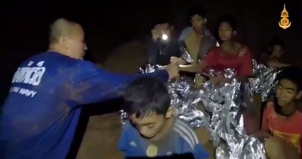 Foto: Un médico asiste a los niños atrapados en la cueva de Tham Luang, el 3 de julio de 2018. (Reuters)