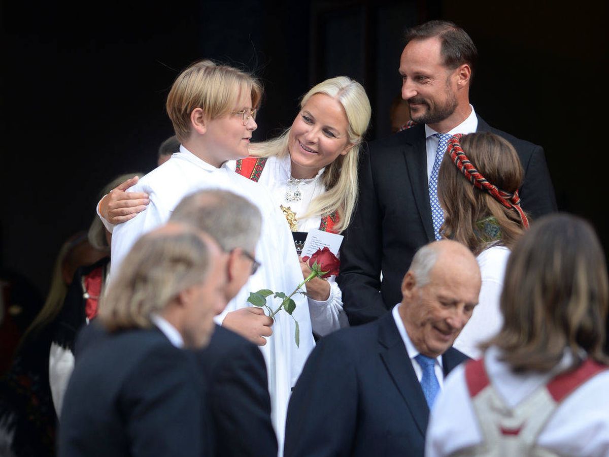 Foto: Mette-Marit y Haakon de Noruega, muy emocionados con su hijo Sverre Magnus durante su confirmación. (Getty)