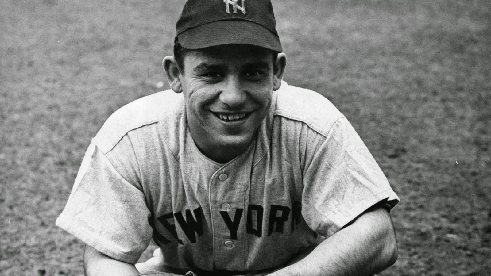 Foto: El legendario Yogi Berra posa con su camiseta de los New York Yankees.