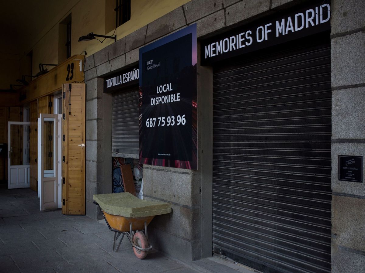 Foto: Un restaurante cerrado en la plaza Mayor de Madrid. (EFE)